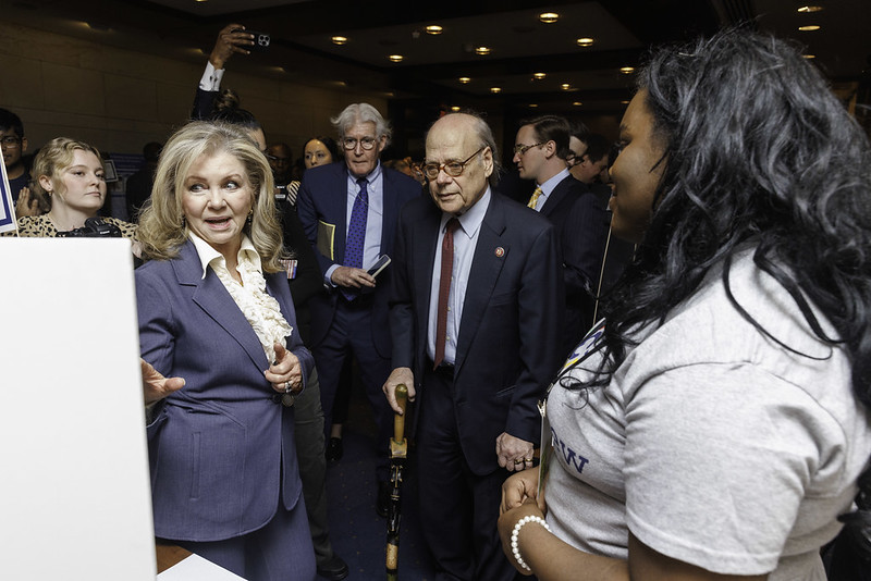 Senator Marsha Blackburn and Rep. Steve Cohen review a Tennessee app